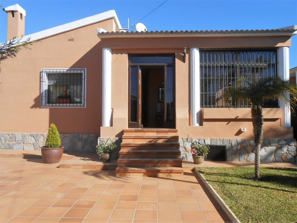 Detached villa with garage on enormous plot, Torrevieja