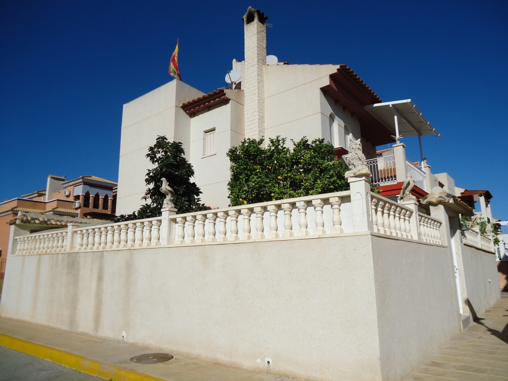 Detached 3 bedroom Villa with communal Pool 