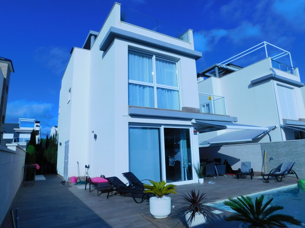 4 bed luxury detached villa 