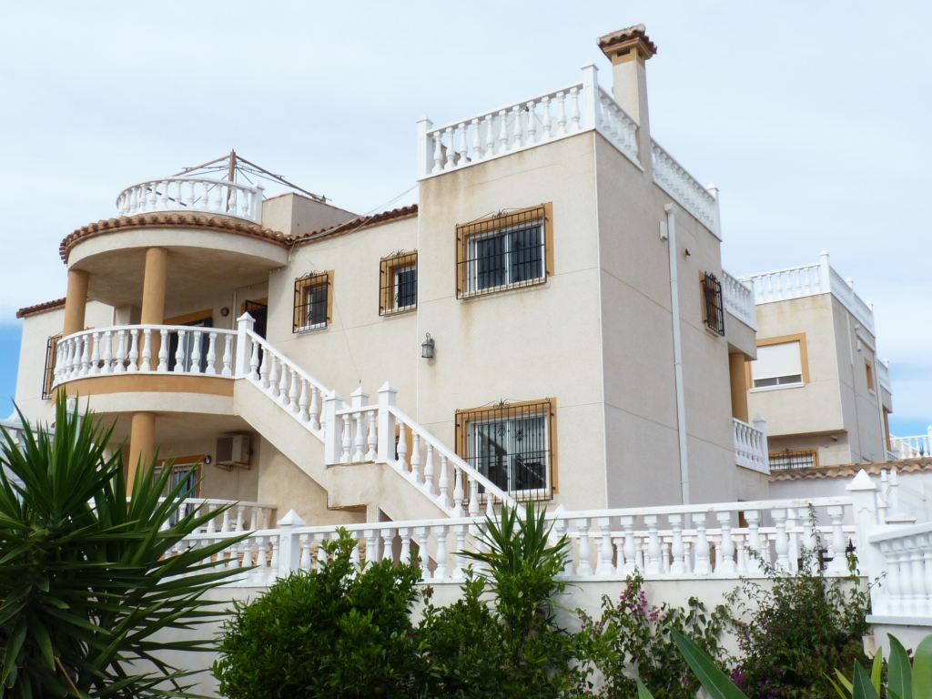 Large Detached 4/5 Bedroomed Villa with Pool