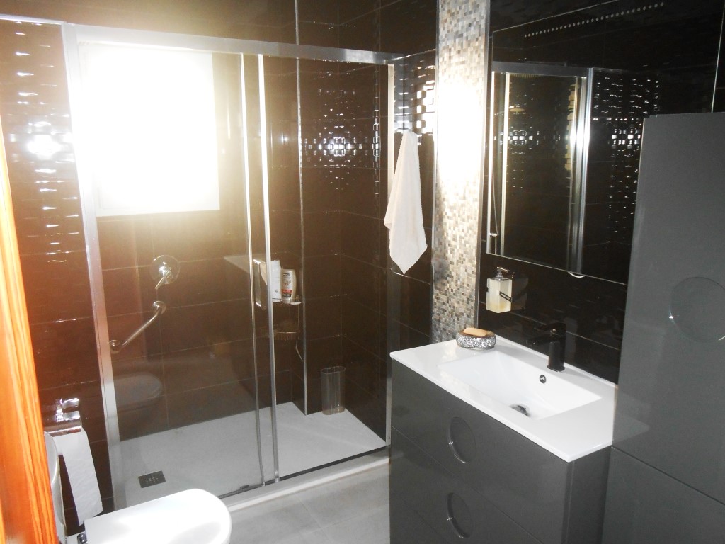 MAIN MODERN BATHROOM